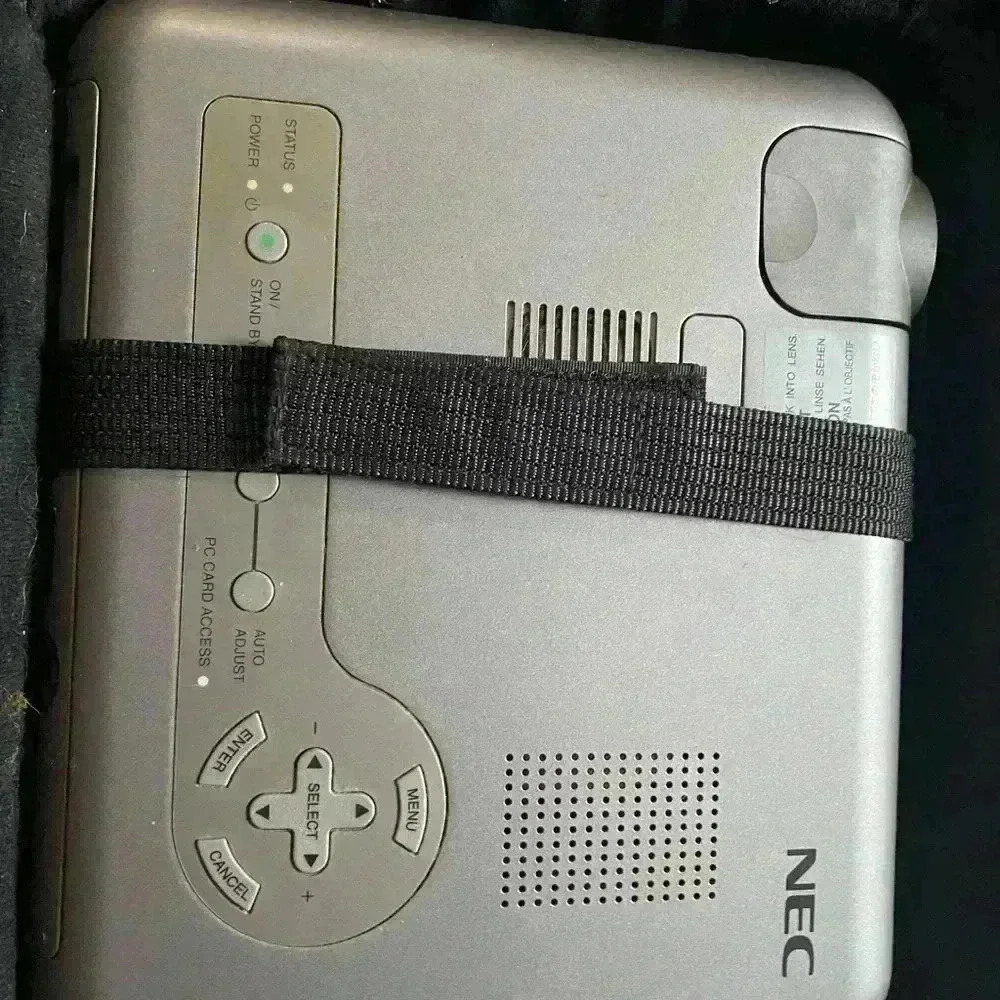 5/$25 Nec 2002 projector for  repair, light broken only